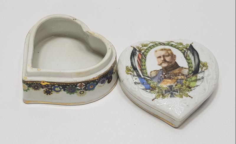 1. DÜNYA SAVAŞI DÖNEMİ ALMAN KRALI KAISER WILHELM RESİMLİ KALP FORMLU PORSELEN MÜCEVHER KUTUSU
