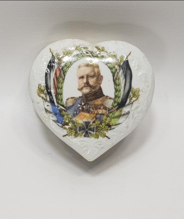 1. DÜNYA SAVAŞI DÖNEMİ ALMAN KRALI KAISER WILHELM RESİMLİ KALP FORMLU PORSELEN MÜCEVHER KUTUSU