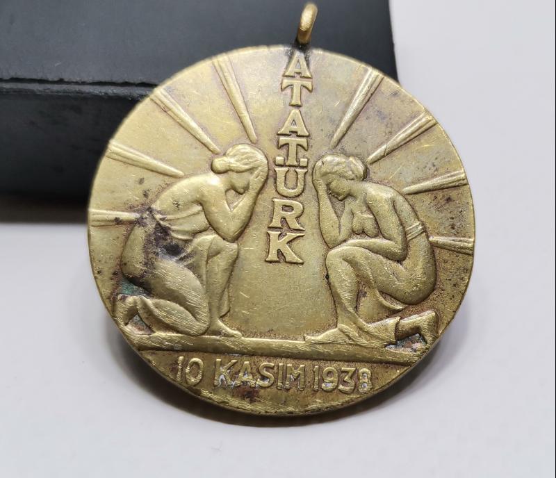 10 KASIM 1938 KURTARDIĞIN TÜRK KADINI SANA BAĞLILIĞINI SUNAR YAZILI NADİR MADALYON