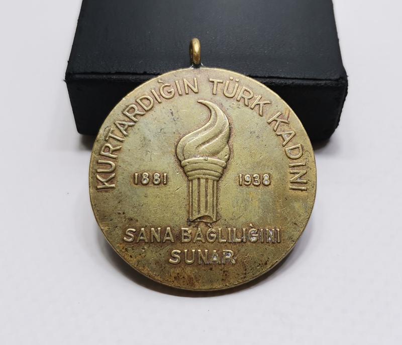 10 KASIM 1938 KURTARDIĞIN TÜRK KADINI SANA BAĞLILIĞINI SUNAR YAZILI NADİR MADALYON