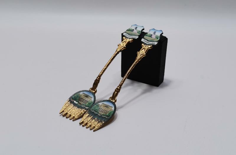 ANTİKA RUS YAPIMI LENİNGRAD GÖRSELLİ MİNELİ BİR ÇİFT ÇAY KAŞIĞI