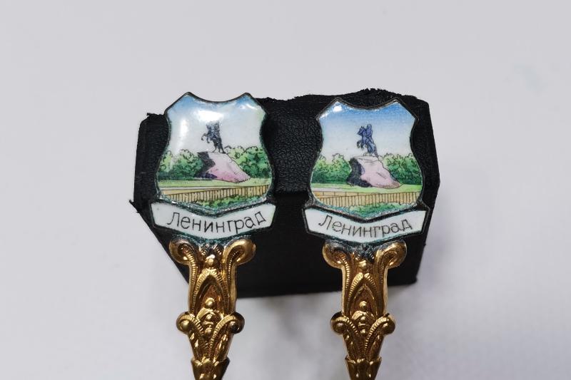 ANTİKA RUS YAPIMI LENİNGRAD GÖRSELLİ MİNELİ BİR ÇİFT ÇAY KAŞIĞI