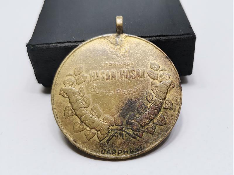 SİPAHİZADE HASAN HÜSNÜ BURSA PAZARI YAZILI DARPHANE BASIMI MADALYON
