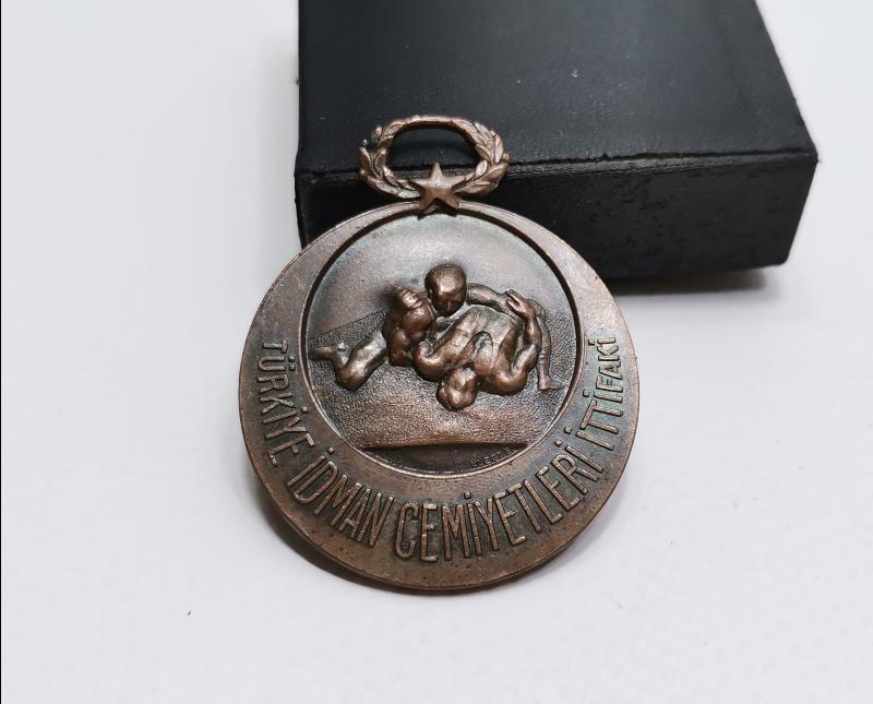 TÜRKİYE İDMAN CEMİYETLERİ İTTİFAKI TÜRKİYE GÜREŞ BİRİNCİLİĞİ MADALYASI 