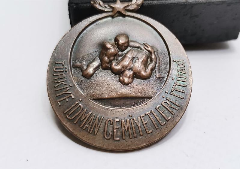 TÜRKİYE İDMAN CEMİYETLERİ İTTİFAKI TÜRKİYE GÜREŞ BİRİNCİLİĞİ MADALYASI 