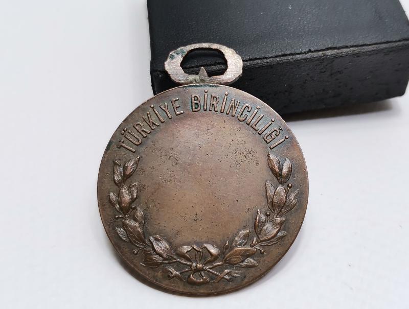 TÜRKİYE İDMAN CEMİYETLERİ İTTİFAKI TÜRKİYE GÜREŞ BİRİNCİLİĞİ MADALYASI 