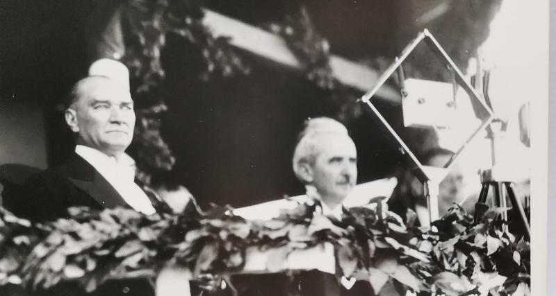 1933 ATATÜRK 10. YIL KONUŞMASINI YAPARKEN ORJİNAL BÜYÜK BOY FOTOĞRAF