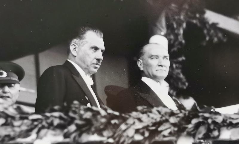 1933 ATATÜRK 10. YIL KONUŞMASINI YAPARKEN ORJİNAL BÜYÜK BOY FOTOĞRAF