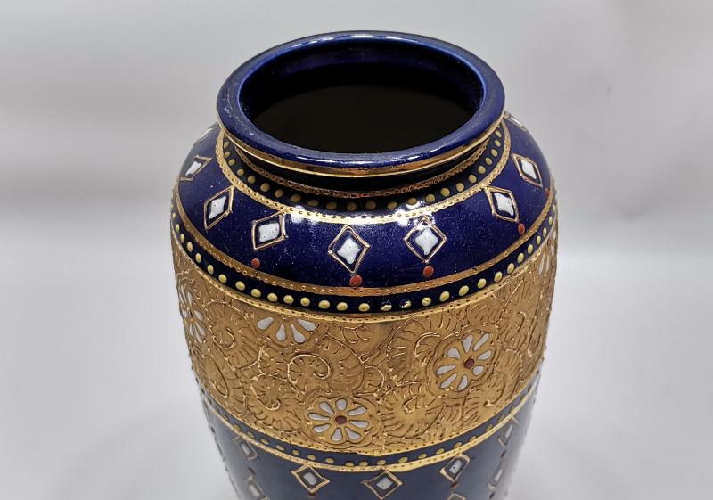 ALTIN SIVAMA VE MİNE İŞÇİLİKLİ PORSELEN VAZO