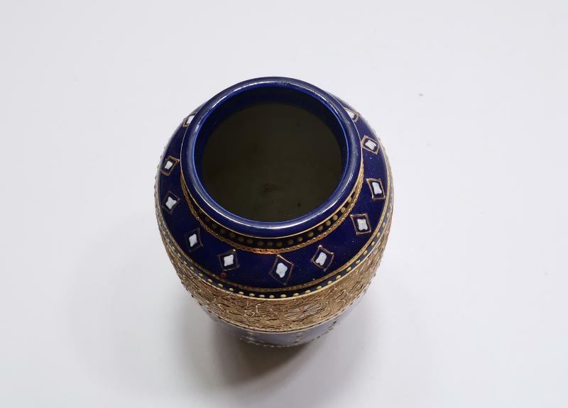 ALTIN SIVAMA VE MİNE İŞÇİLİKLİ PORSELEN VAZO