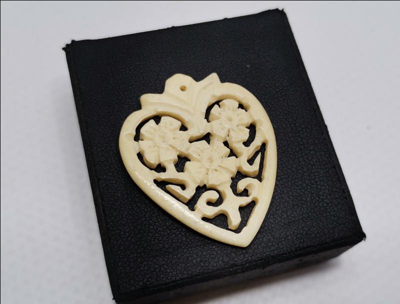 ANTİKA KALP FORMLU KEMİK KOLYE UCU