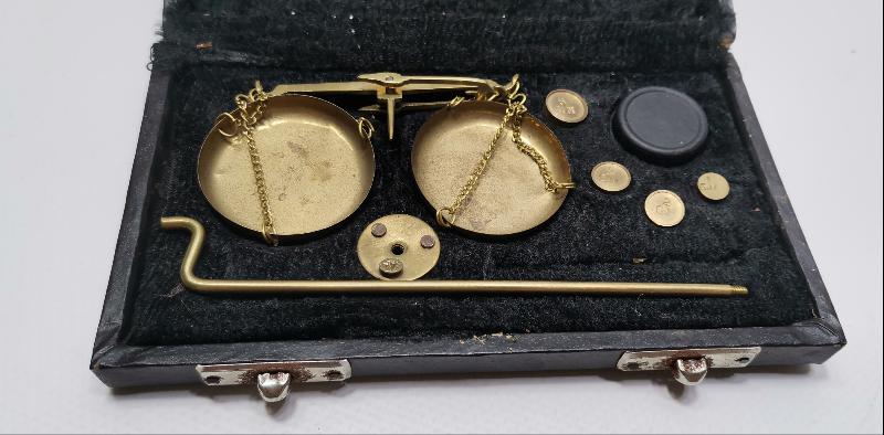 KUTUSUNDA ANTİKA KUYUMCU TERAZİSİ