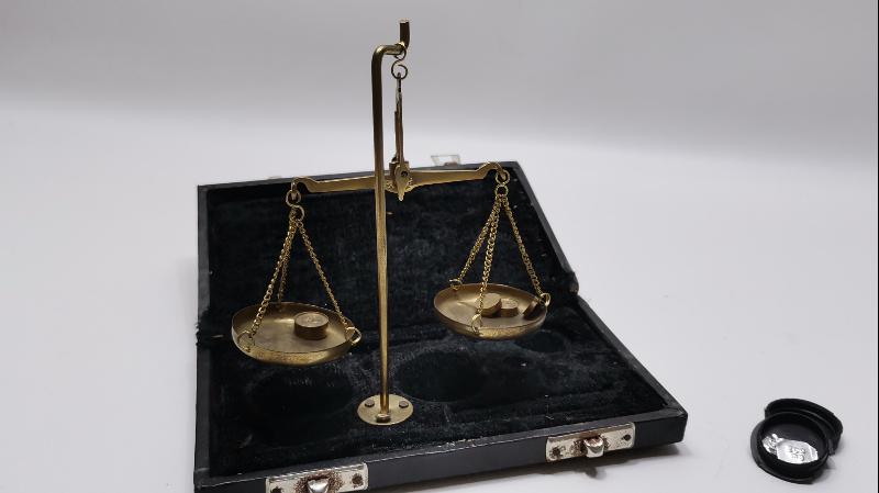 KUTUSUNDA ANTİKA KUYUMCU TERAZİSİ