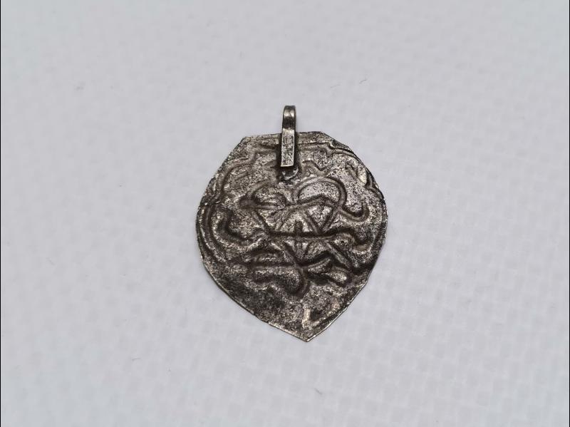 OSMANLI DÖNEMİ FARKLI FORMDA BESMELE YAZILI GÜMÜŞ KOLYE UCU