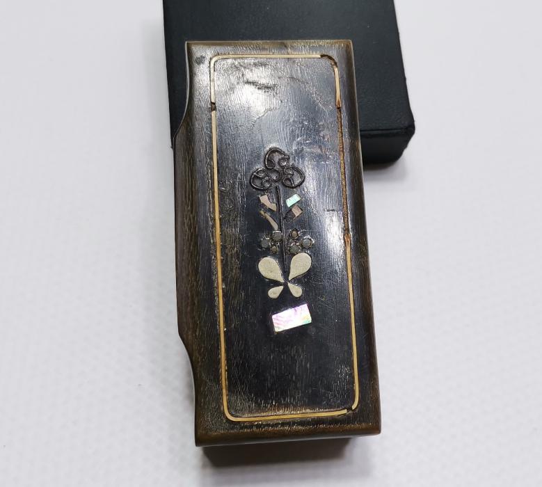 OSMANLI DÖNEMİ ÜZERİ SEDEF İŞLEMELİ BOYNUZ ENFİYE KUTUSU