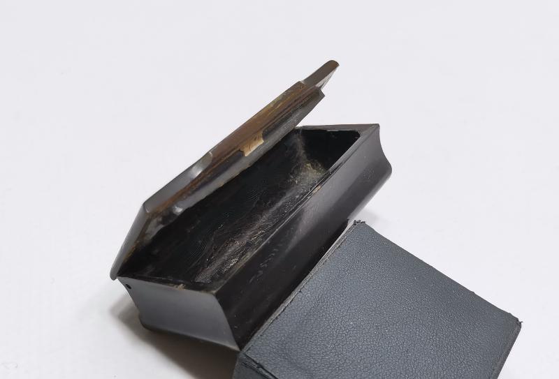 OSMANLI DÖNEMİ ÜZERİ SEDEF İŞLEMELİ BOYNUZ ENFİYE KUTUSU