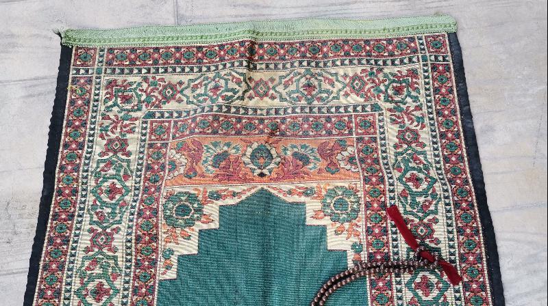 ANTİKA DOKUMA SECCADE VE TESPİHİ