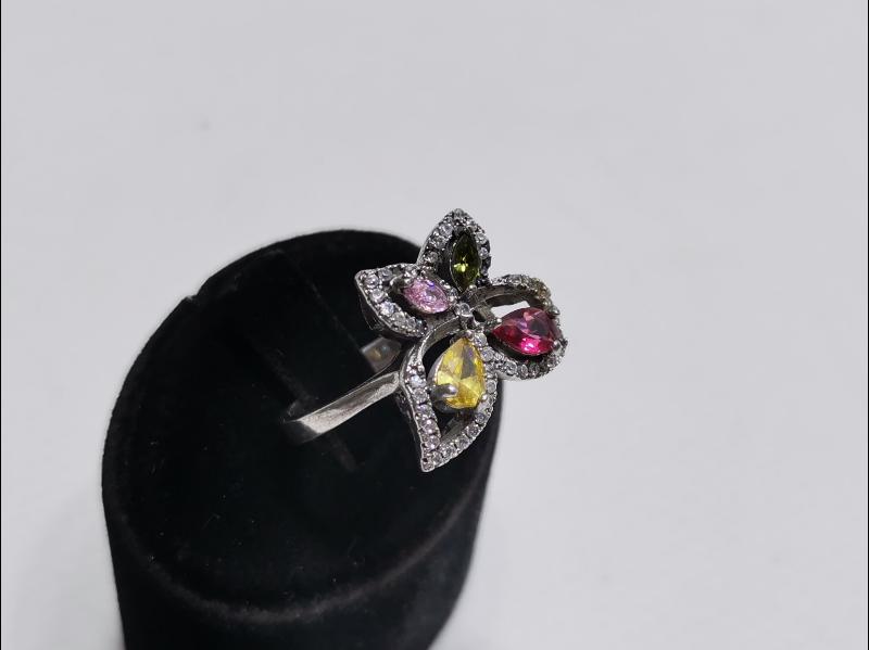 RENKLİ TAŞLARLA SÜSLÜ GÜMÜŞ YÜZÜK