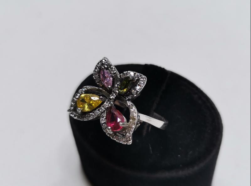 RENKLİ TAŞLARLA SÜSLÜ GÜMÜŞ YÜZÜK