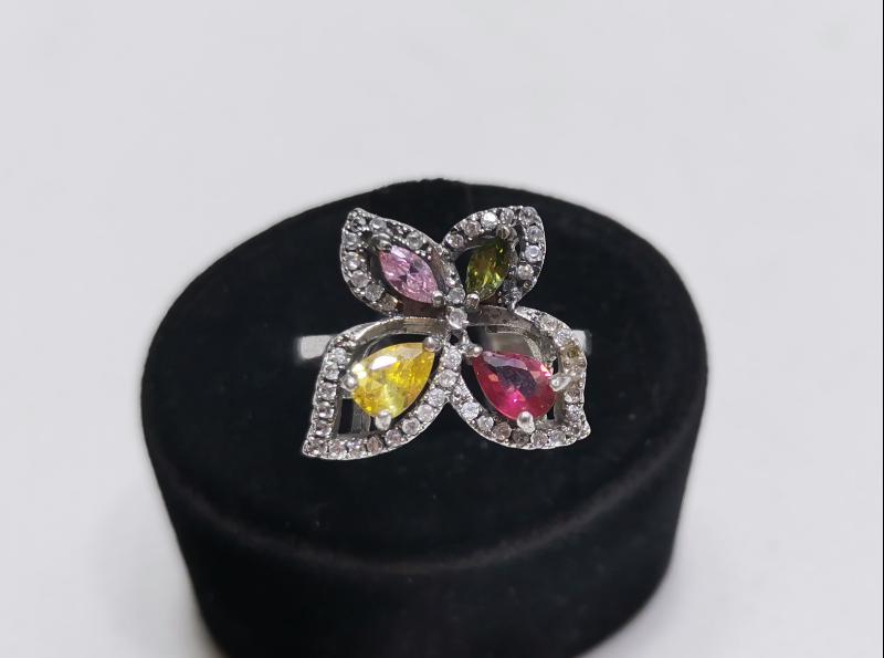 RENKLİ TAŞLARLA SÜSLÜ GÜMÜŞ YÜZÜK