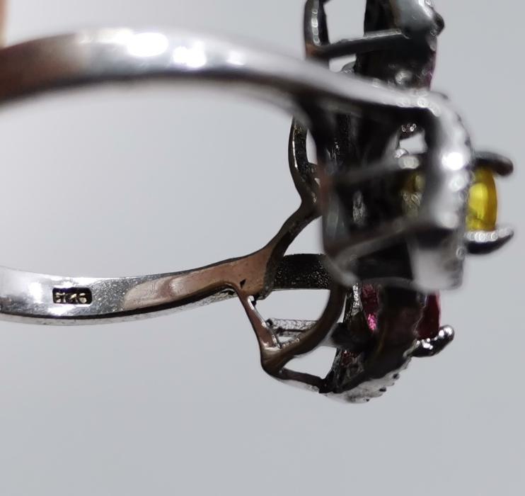 RENKLİ TAŞLARLA SÜSLÜ GÜMÜŞ YÜZÜK