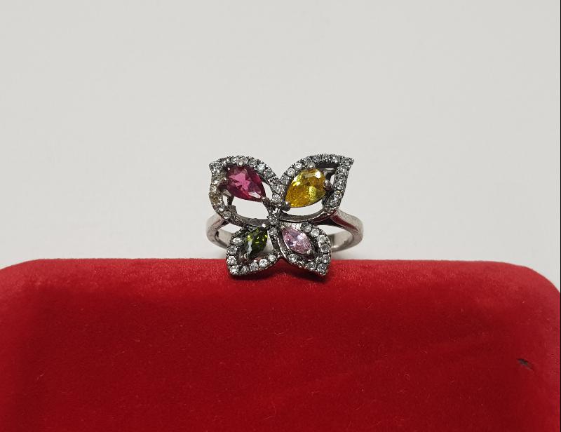 RENKLİ TAŞLARLA SÜSLÜ GÜMÜŞ YÜZÜK