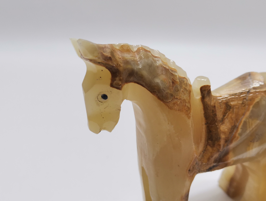 AKİK TAŞINDAN YAPILMIŞ ANTİKA AT FİGÜRÜ