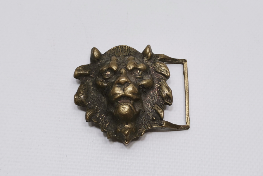 ASLAN BAŞI FORMUNDA YAPILMIŞ ANTİKA KEMER TOKASI