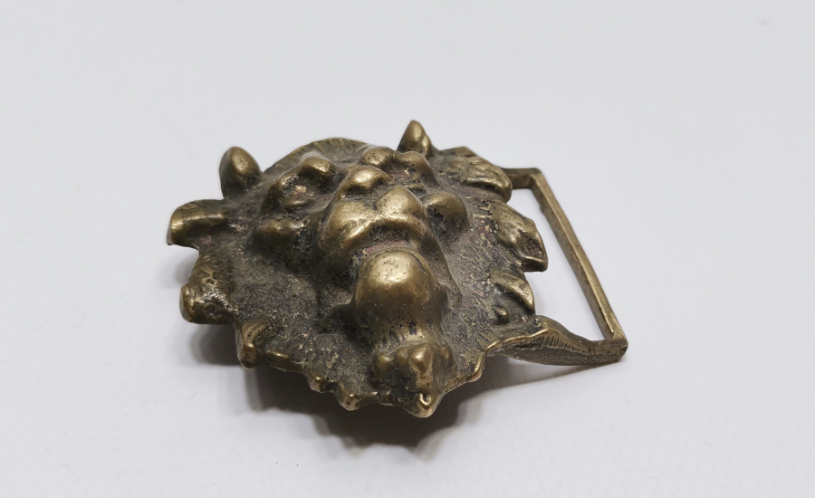 ASLAN BAŞI FORMUNDA YAPILMIŞ ANTİKA KEMER TOKASI