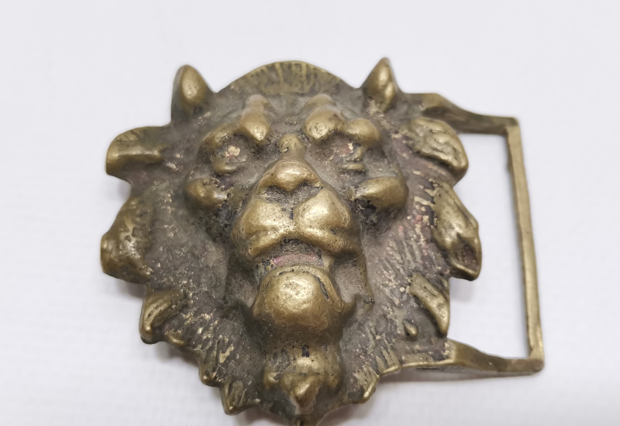 ASLAN BAŞI FORMUNDA YAPILMIŞ ANTİKA KEMER TOKASI