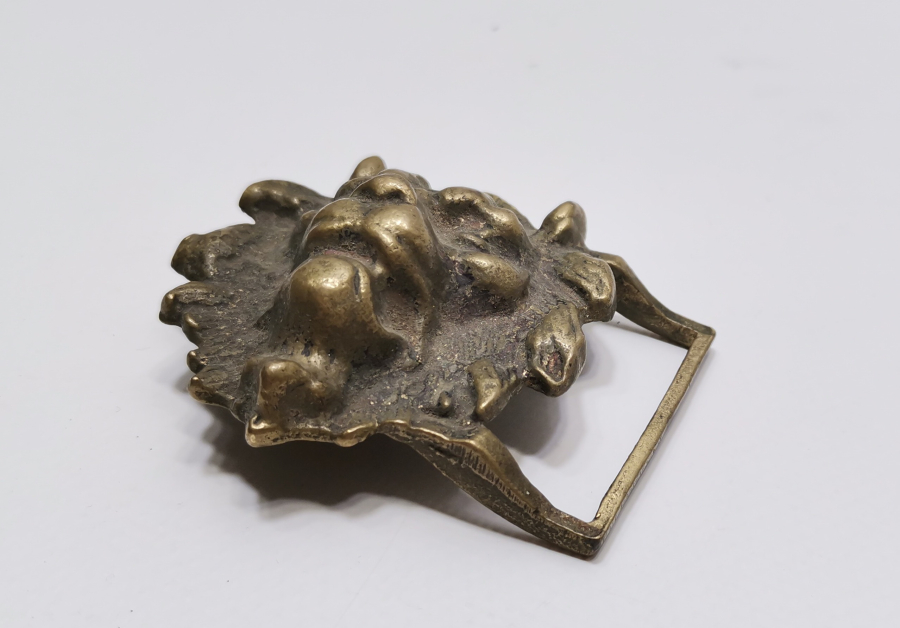 ASLAN BAŞI FORMUNDA YAPILMIŞ ANTİKA KEMER TOKASI