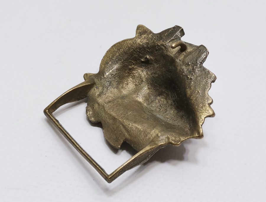 ASLAN BAŞI FORMUNDA YAPILMIŞ ANTİKA KEMER TOKASI