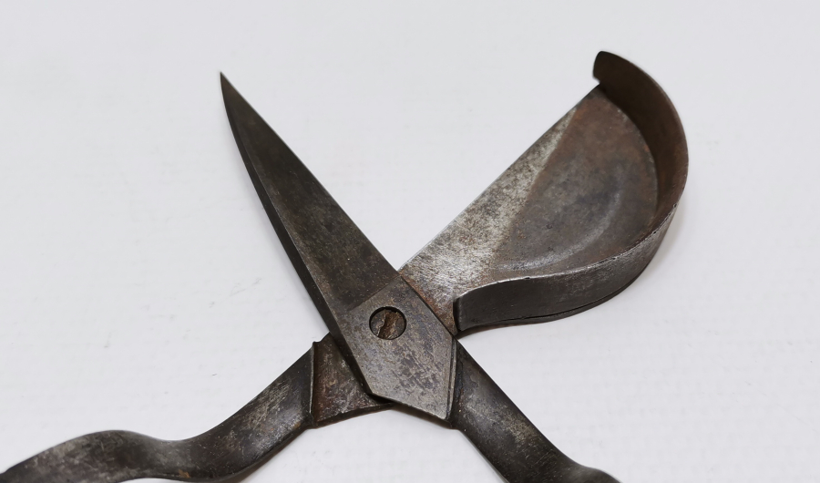 1800 BAŞLARI NADİR FORMDA MUM MAKASI