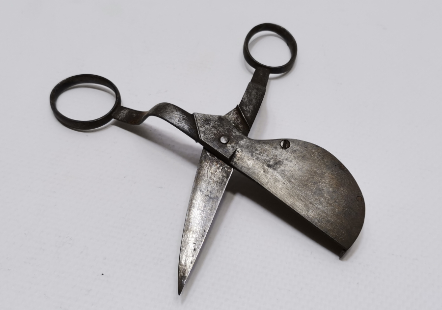 1800 BAŞLARI NADİR FORMDA MUM MAKASI