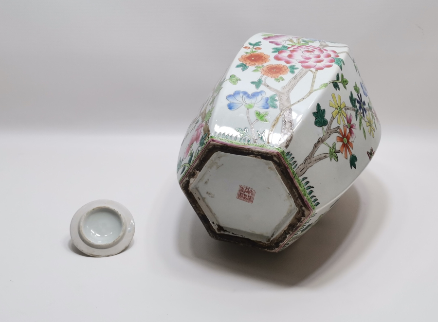 1900 BAŞLARI EL BOYAMA ALTI DAMGALI NADİR ÇİN VAZO