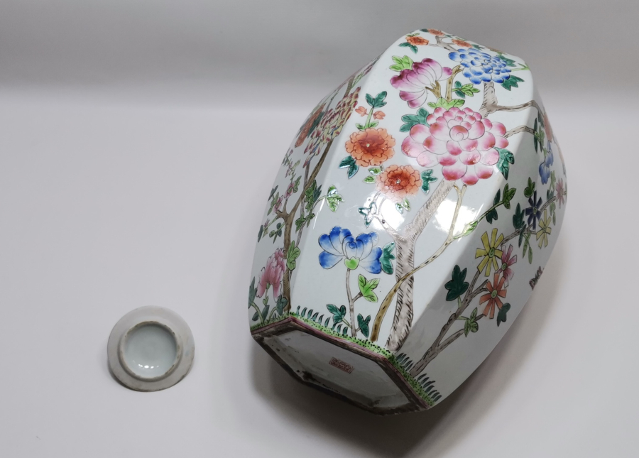 1900 BAŞLARI EL BOYAMA ALTI DAMGALI NADİR ÇİN VAZO