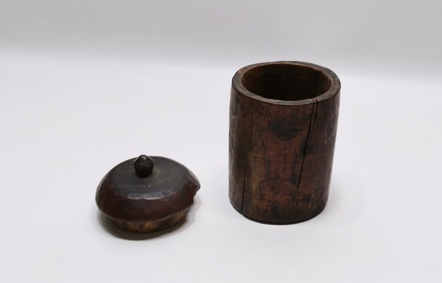 OSMANLI DÖNEMİ PRİMİTİF FORMDA KAPAKLI AHŞAP KAHVE KUTUSU