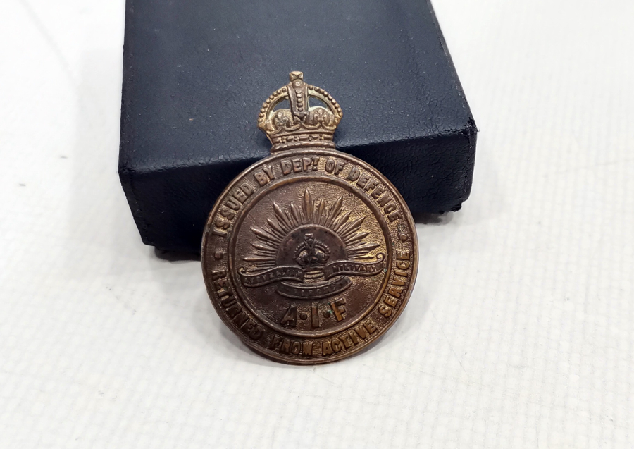 ARKASINA ASKERİN ADININ YAZILI OLDUĞU 1. DÜNYA SAVAŞI DÖNEMİ NADİR ANZAK SUBAY ROZETİ