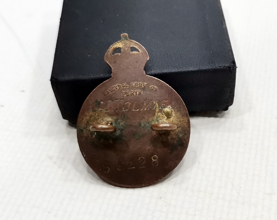 ARKASINA ASKERİN ADININ YAZILI OLDUĞU 1. DÜNYA SAVAŞI DÖNEMİ NADİR ANZAK SUBAY ROZETİ