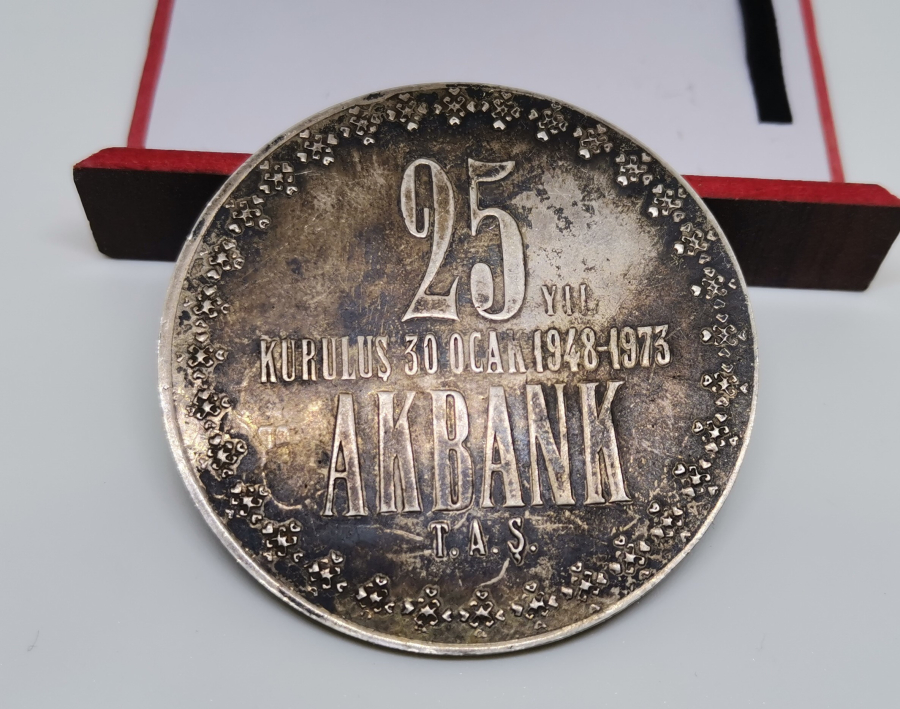 AKBANK 25. KURULUŞ YILINA ÖZEL BASTIRDIĞI HATIRA MADALYON