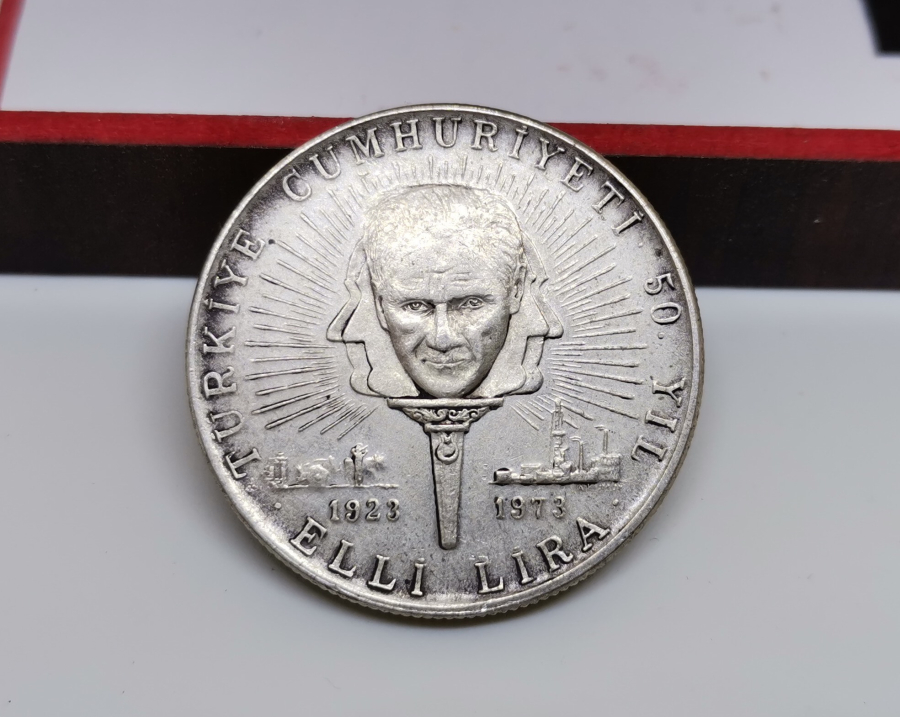 CUMHURİYETİMİZİN KURULUŞUNUN 50. YILI ANISINA BASILMIŞ GÜMÜŞ HATIRA PARA