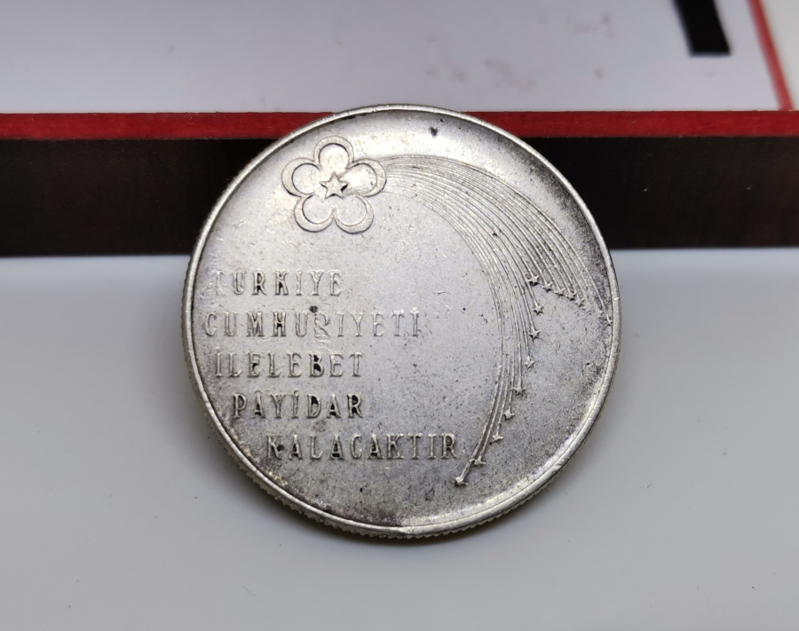 CUMHURİYETİMİZİN KURULUŞUNUN 50. YILI ANISINA BASILMIŞ GÜMÜŞ HATIRA PARA