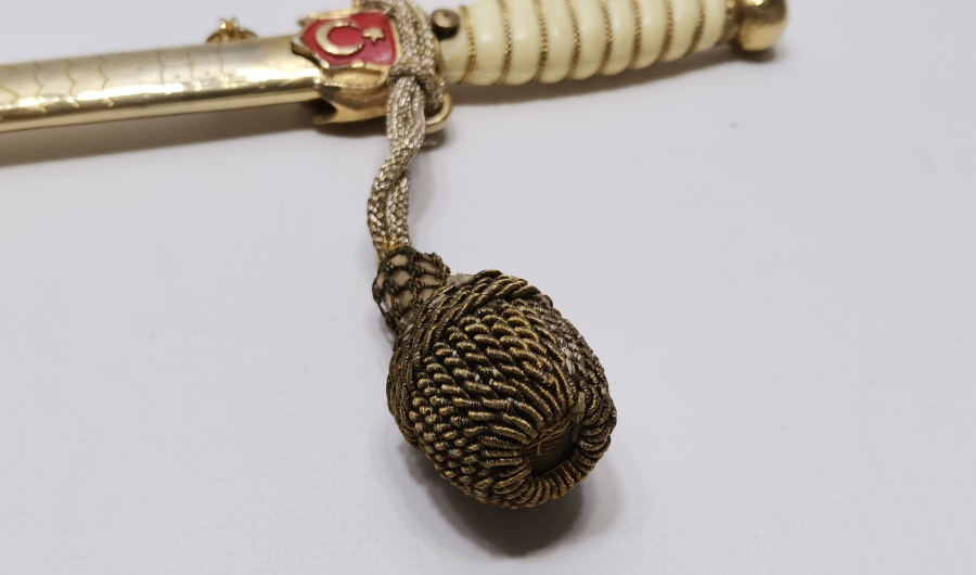 ORJİNAL PÜSKÜLÜ İLE ANTİKA SUBAY MEÇİ