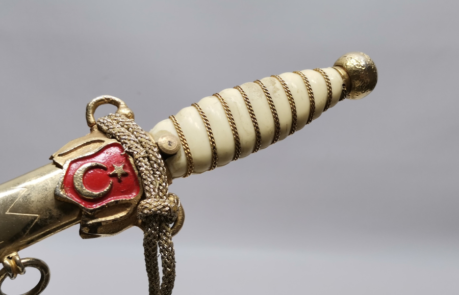 ORJİNAL PÜSKÜLÜ İLE ANTİKA SUBAY MEÇİ