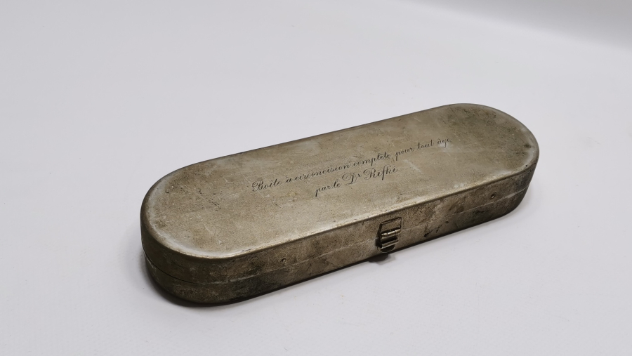 OSMANLI DÖNEMİ ÜZERİ FRANSIZCA YAZILI DOKTOR RIFKI BEYE AİT SÜNNETÇİ KUTUSU