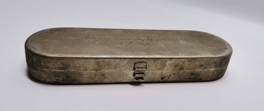 OSMANLI DÖNEMİ ÜZERİ FRANSIZCA YAZILI DOKTOR RIFKI BEYE AİT SÜNNETÇİ KUTUSU