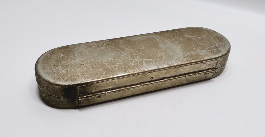 OSMANLI DÖNEMİ ÜZERİ FRANSIZCA YAZILI DOKTOR RIFKI BEYE AİT SÜNNETÇİ KUTUSU