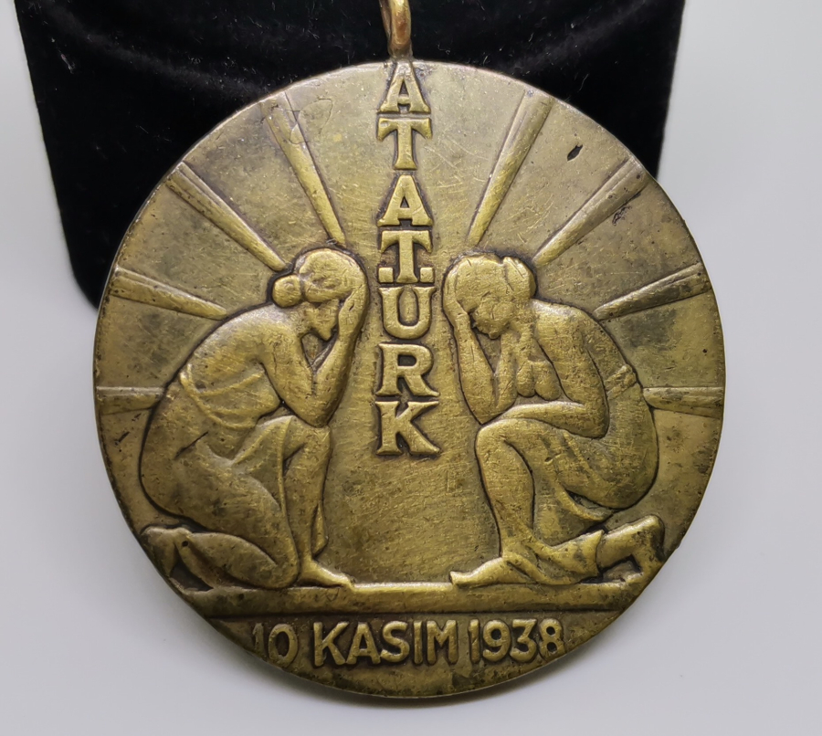 10 KASIM 1938 ATATÜRK KURTARDIĞIN TÜRK KADINI SANA BAĞLILIĞINI SUNAR MADALYON