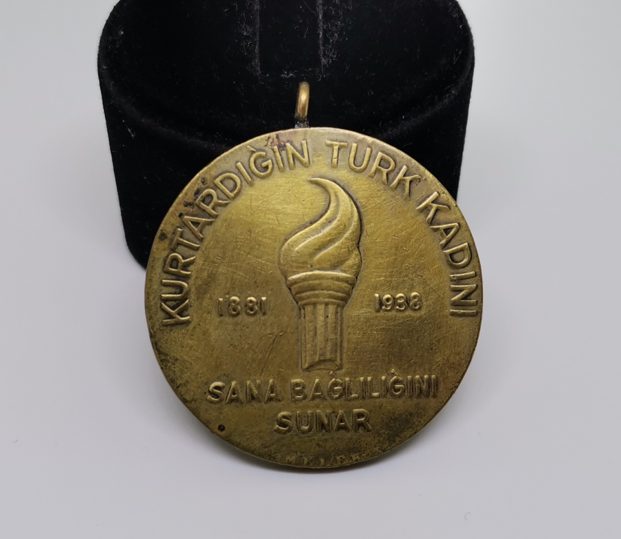 10 KASIM 1938 ATATÜRK KURTARDIĞIN TÜRK KADINI SANA BAĞLILIĞINI SUNAR MADALYON