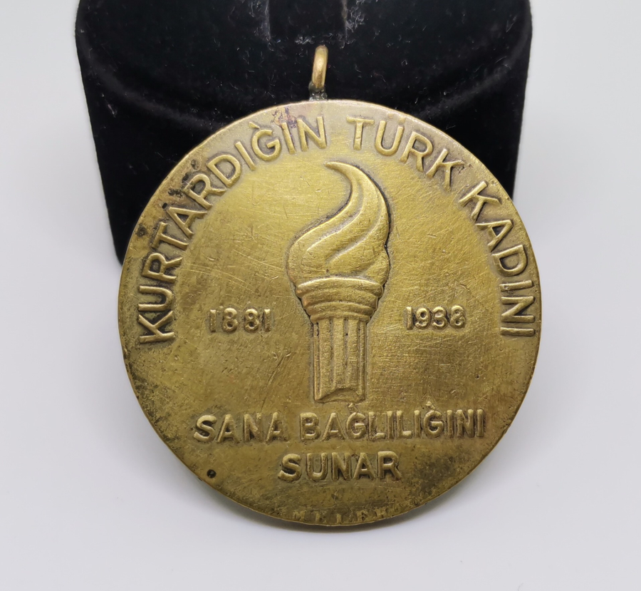 10 KASIM 1938 ATATÜRK KURTARDIĞIN TÜRK KADINI SANA BAĞLILIĞINI SUNAR MADALYON